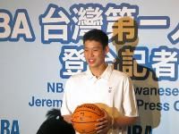 Jeremy Lin at a press conference in Taiwan (VOA photo by Yu-wen Cheng).